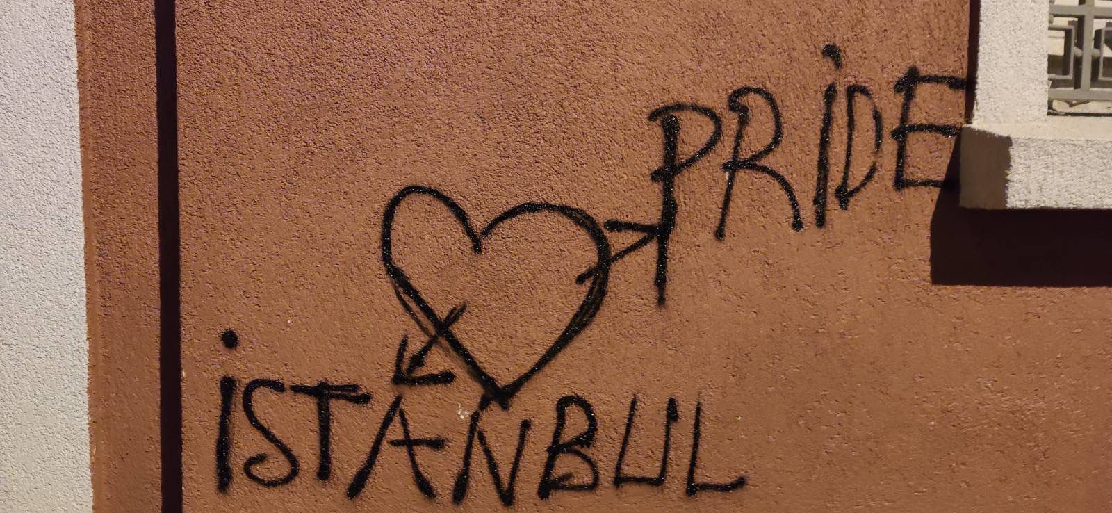 polis-ablukasindaki-beyoglu-nun-duvarlari-konusuyor-lubunya-direnirken-cok-guzelsin-3 polis-ablukasindaki-beyoglu-nun-duvarlari-konusuyor-lubunya-direnirken-cok-guzelsin-3