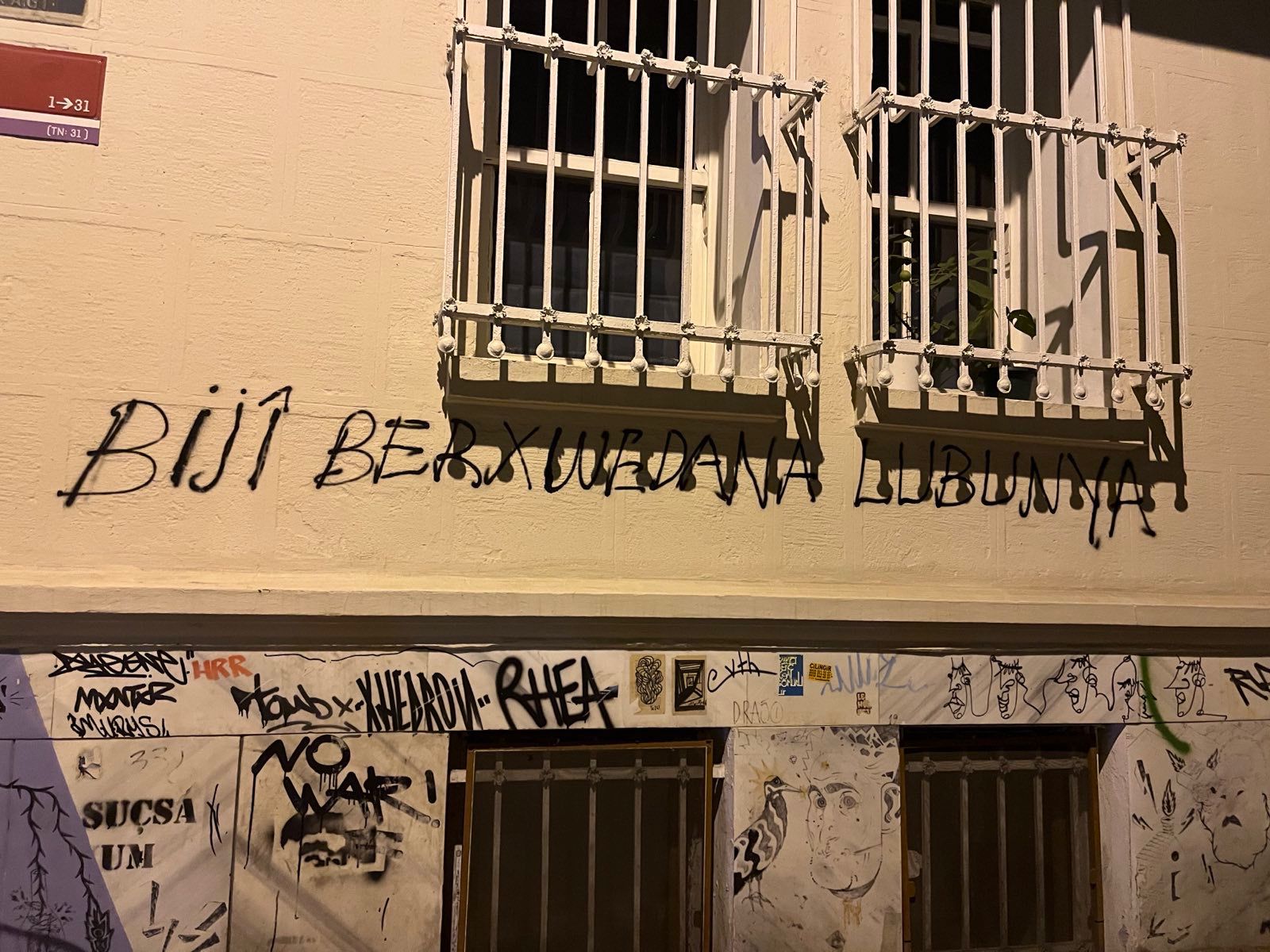 polis-ablukasindaki-beyoglu-nun-duvarlari-konusuyor-lubunya-direnirken-cok-guzelsin-4 polis-ablukasindaki-beyoglu-nun-duvarlari-konusuyor-lubunya-direnirken-cok-guzelsin-4