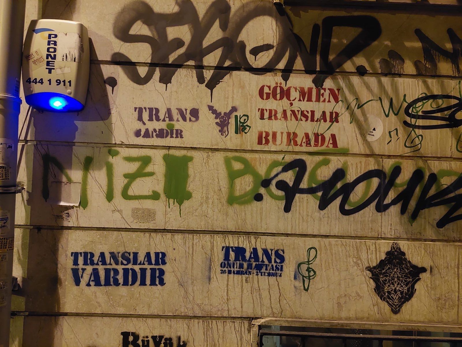 polis-ablukasindaki-beyoglu-nun-duvarlari-konusuyor-lubunya-direnirken-cok-guzelsin-5 polis-ablukasindaki-beyoglu-nun-duvarlari-konusuyor-lubunya-direnirken-cok-guzelsin-5