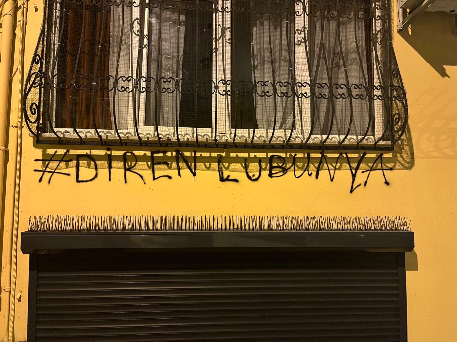 polis-ablukasindaki-beyoglu-nun-duvarlari-konusuyor-lubunya-direnirken-cok-guzelsin-9 polis-ablukasindaki-beyoglu-nun-duvarlari-konusuyor-lubunya-direnirken-cok-guzelsin-9
