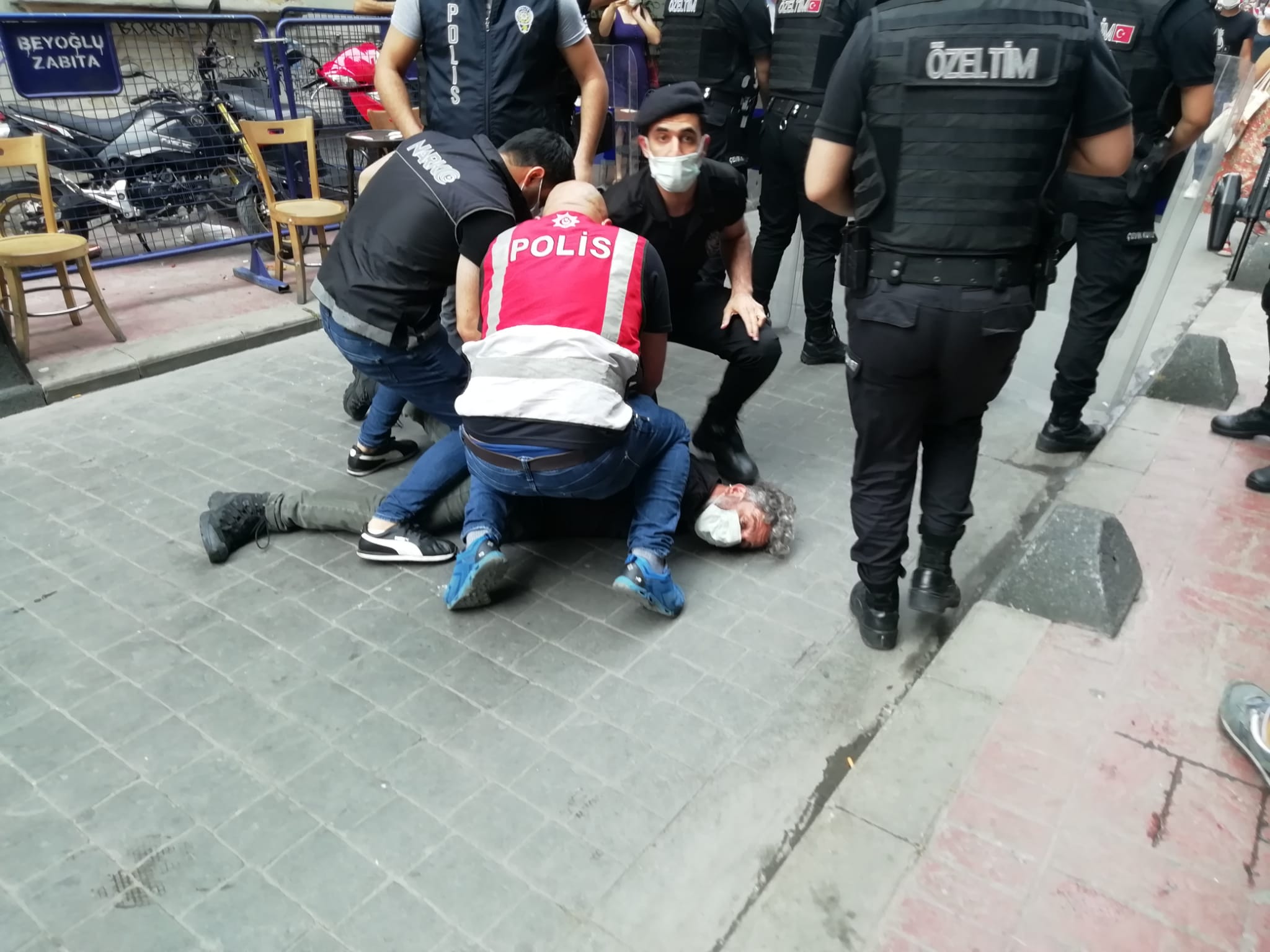 polis-mis-sokak-ta-lgbti-onur-yuruyusu-ne-saldirdi-2
