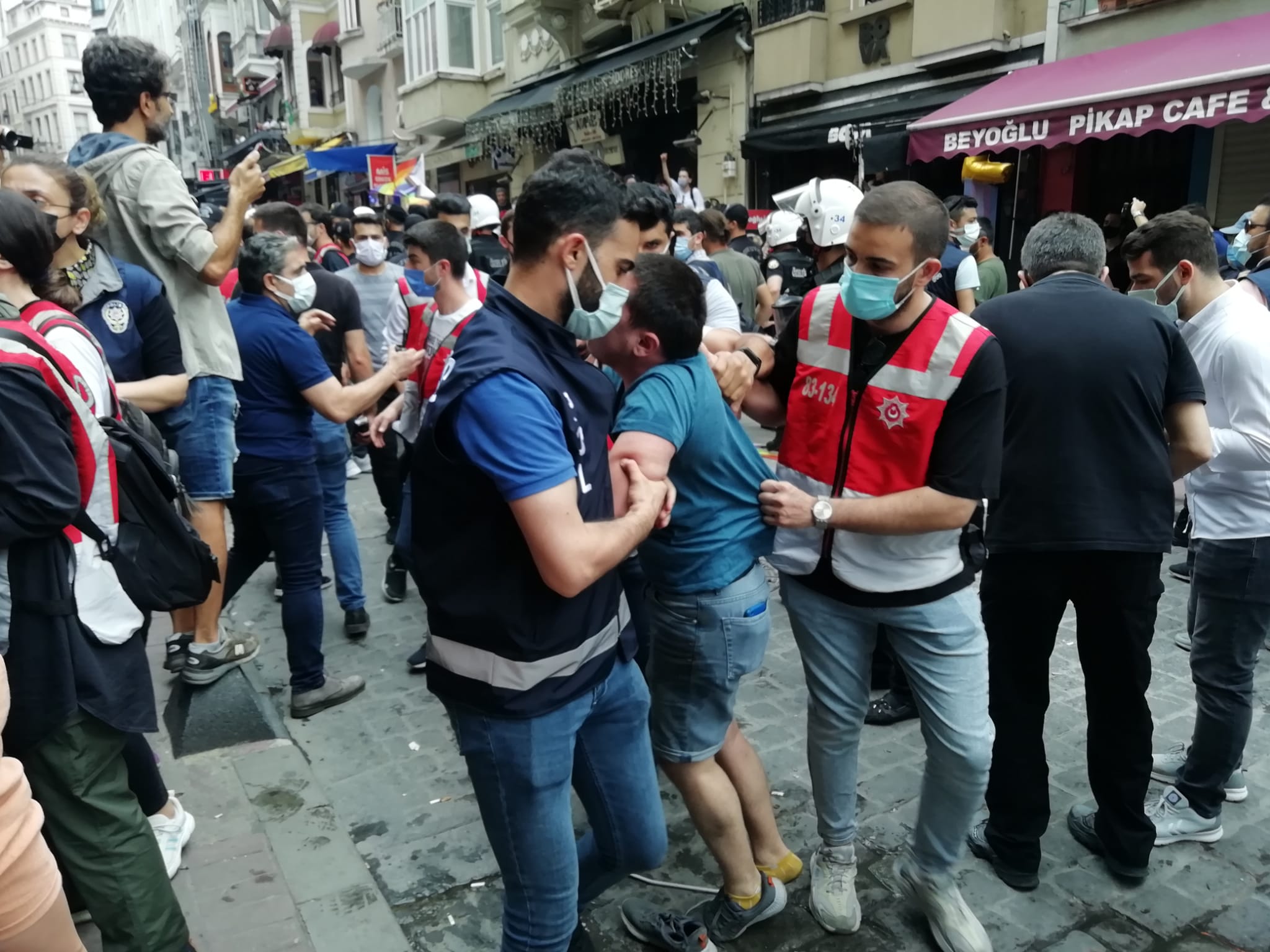 polisleri-as-da-gel-kurbanin-olam-onur-yuruyusu-her-yerdeydi-2 polisleri-as-da-gel-kurbanin-olam-onur-yuruyusu-her-yerdeydi-2