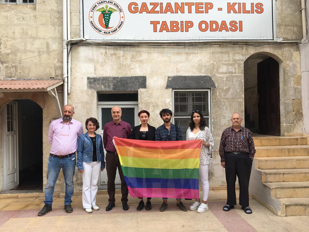 queer-antep-17-mayis-ta-bes-kurumu-ziyaret-etti-kurumlari-onur-haftasi-na-davet-etti-1 queer-antep-17-mayis-ta-bes-kurumu-ziyaret-etti-kurumlari-onur-haftasi-na-davet-etti-1