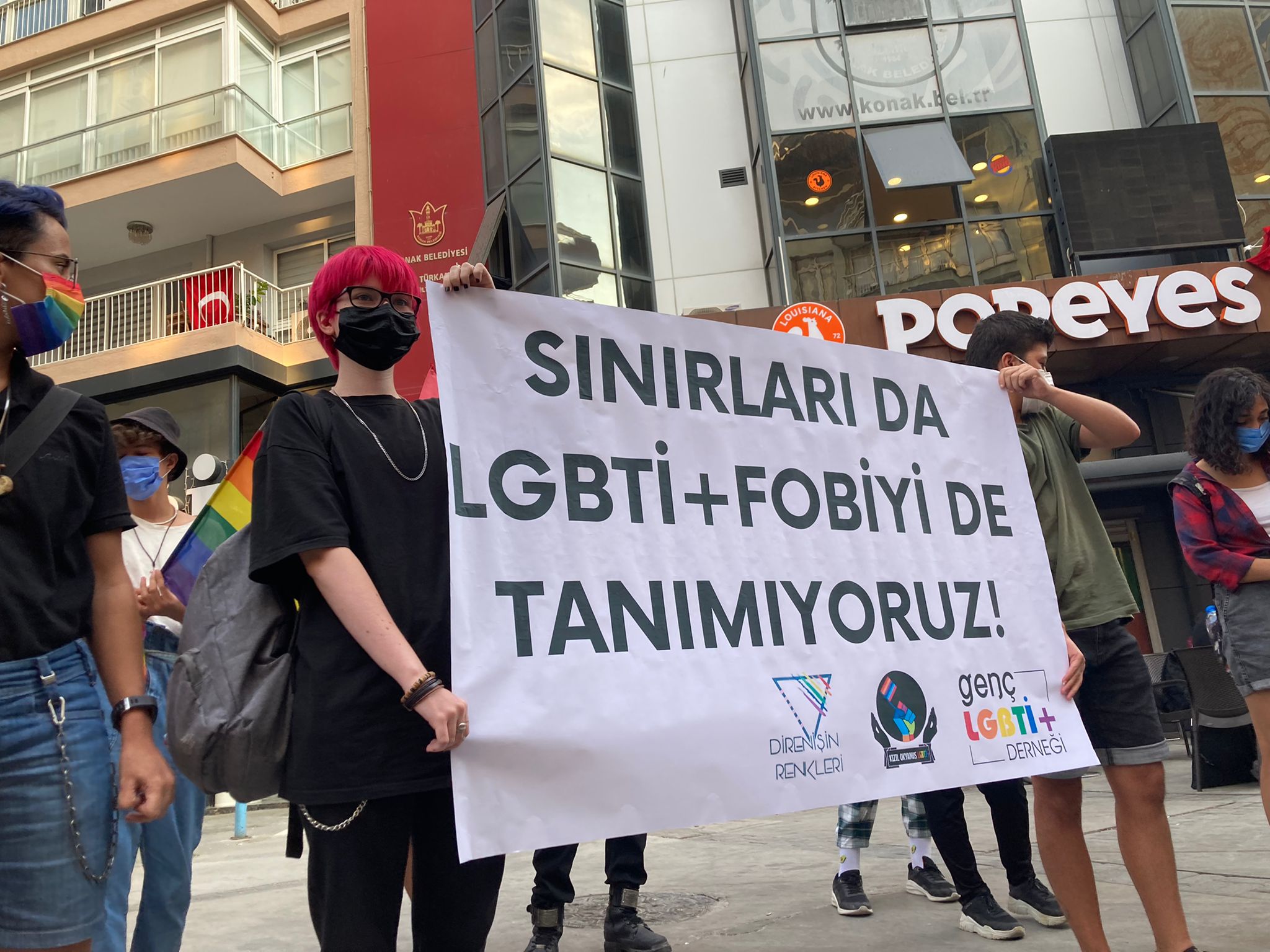 savaslarda-krizlerde-ilk-zarar-goren-oldugumuz-bu-sistemle-uzlasmayi-reddediyoruz-3 savaslarda-krizlerde-ilk-zarar-goren-oldugumuz-bu-sistemle-uzlasmayi-reddediyoruz-3