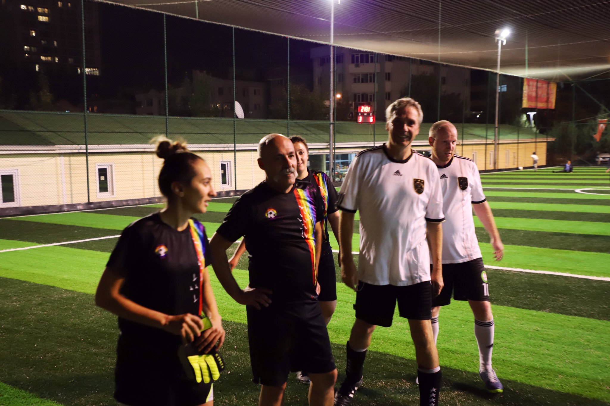 sportif-lezbon-ve-fc-stiefel-dostluk-maci-icin-bir-araya-geldi-1 sportif-lezbon-ve-fc-stiefel-dostluk-maci-icin-bir-araya-geldi-1