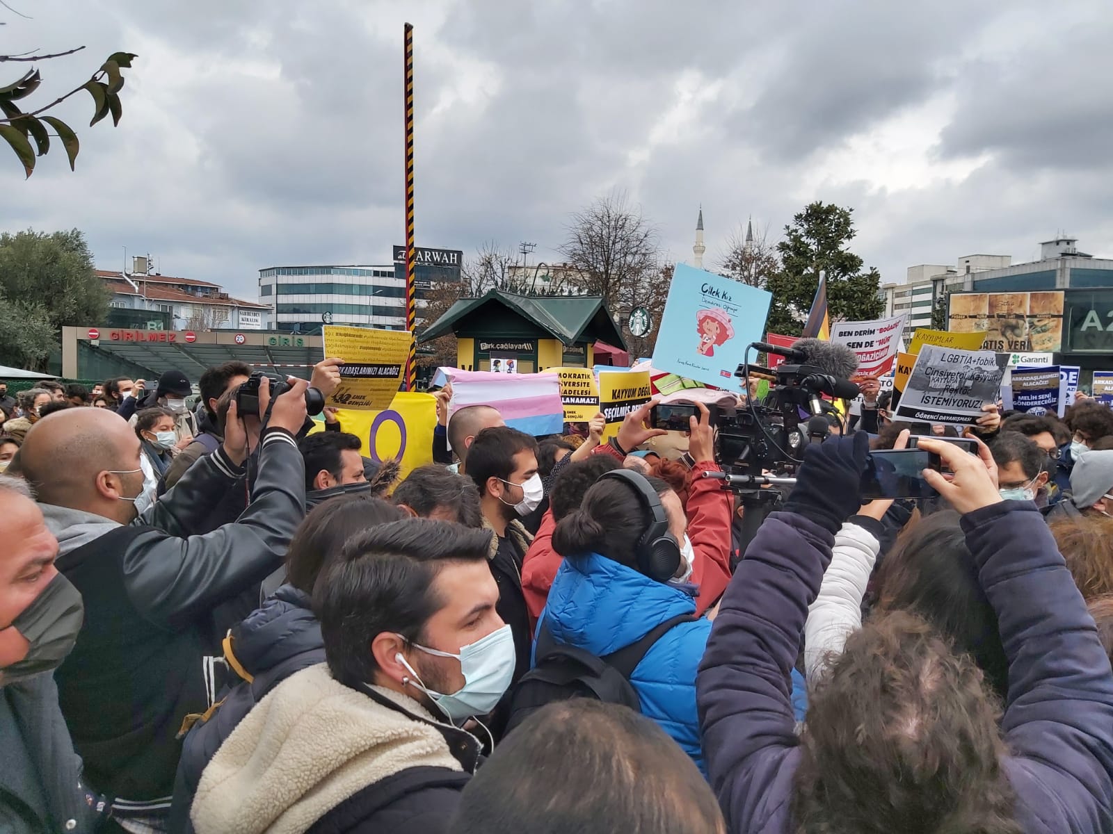 toplumu-kiskirtanlar-lgbti-lari-ve-muslumanlari-birbirlerine-karsit-iki-grup-gibi-gosterenlerdir-1 toplumu-kiskirtanlar-lgbti-lari-ve-muslumanlari-birbirlerine-karsit-iki-grup-gibi-gosterenlerdir-1