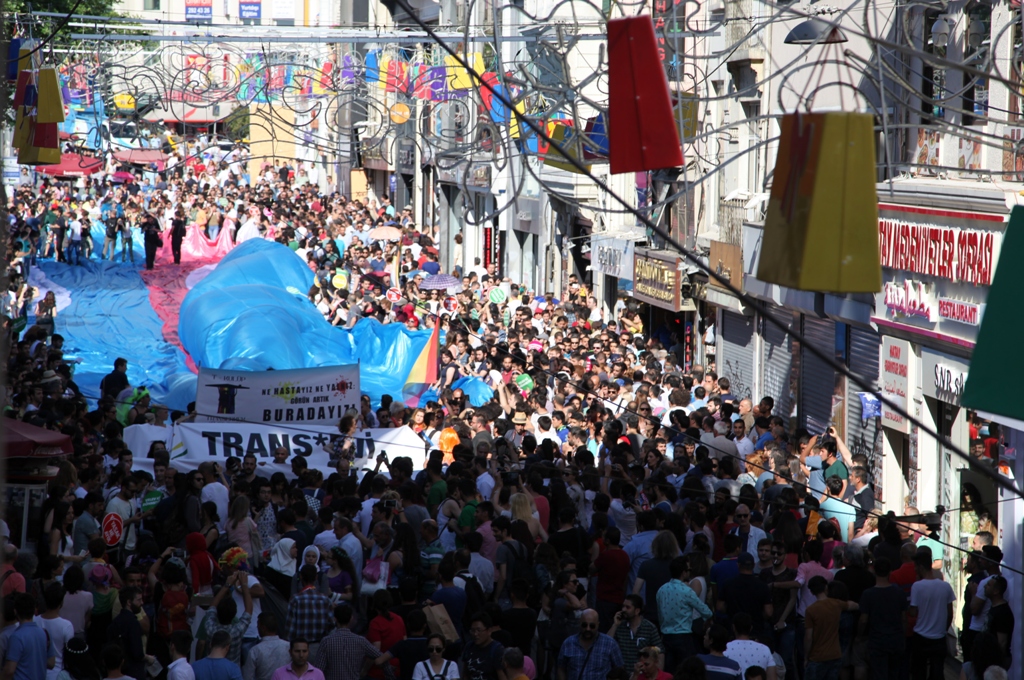 trans-onur-yuruyusu-nun-8-yili-bize-ikinci-sinif-vatandas-gibi-davranilmasina-izin-vermeyecegiz-17 trans-onur-yuruyusu-nun-8-yili-bize-ikinci-sinif-vatandas-gibi-davranilmasina-izin-vermeyecegiz-17