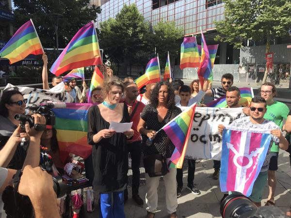 trans-onur-yuruyusu-nun-8-yili-bize-ikinci-sinif-vatandas-gibi-davranilmasina-izin-vermeyecegiz-19 trans-onur-yuruyusu-nun-8-yili-bize-ikinci-sinif-vatandas-gibi-davranilmasina-izin-vermeyecegiz-19