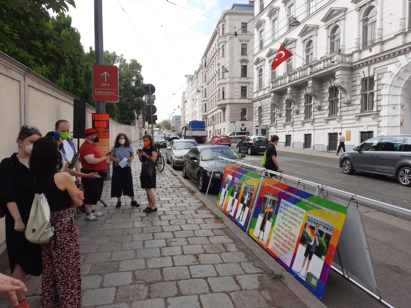 viyana-turkiye-baskonsoloslugu-onunde-lgbti-larla-dayanisma-eylemi-3 viyana-turkiye-baskonsoloslugu-onunde-lgbti-larla-dayanisma-eylemi-3