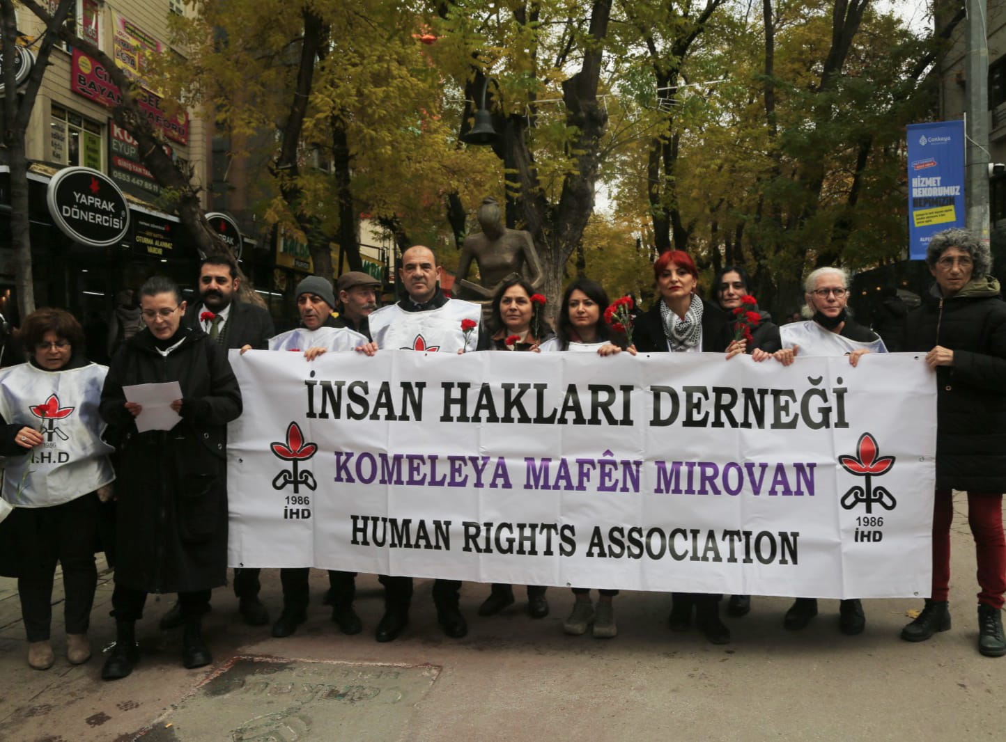 İHD Ankara, İnsan Hakları Anıtı önündeydi Kaos GL - LGBTİ+ Haber Portalı