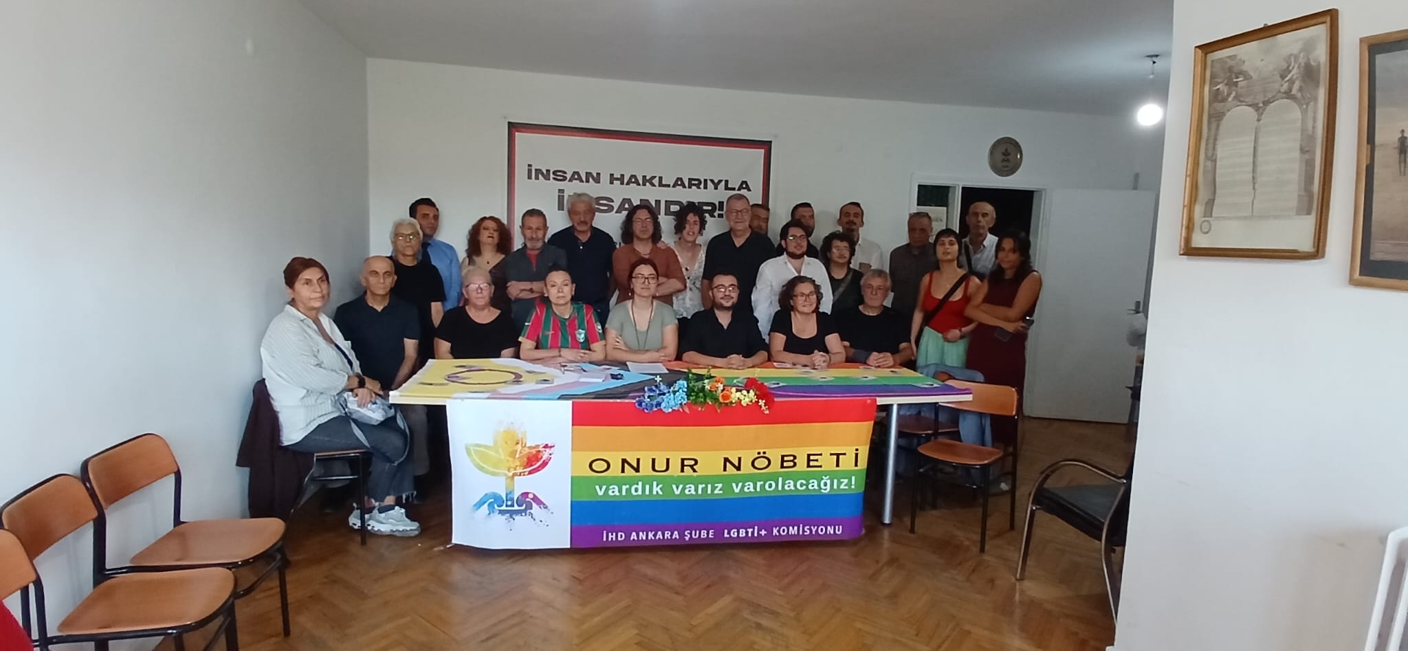 İHD Ankara Şube’de “Ailem Güvende” operasyonlarına karşı Onur Nöbeti: “Hiçbir varoluş kriminalize edilemez” Kaos GL - LGBTİ+ Haber Portalı