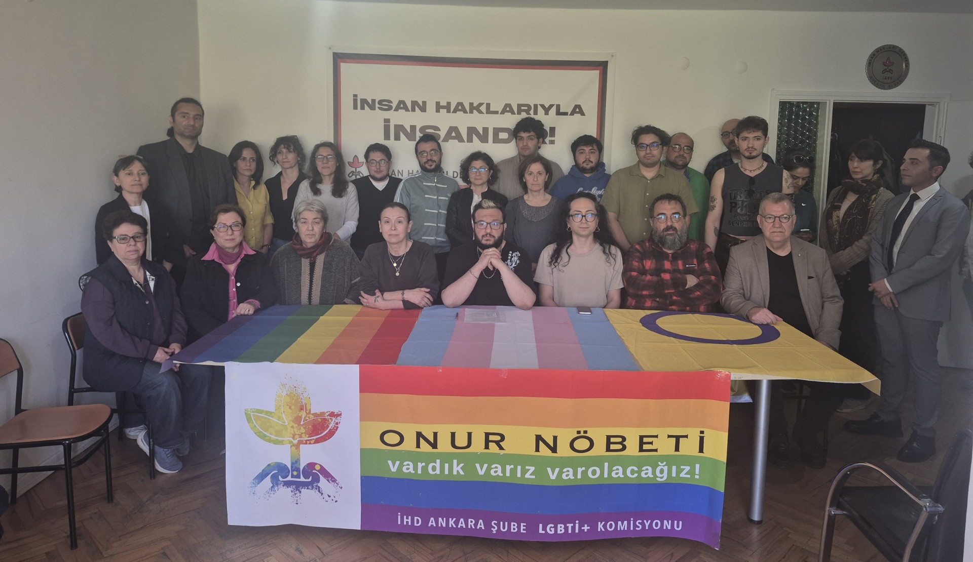 İHD’den Defne Güzel için Onur Nöbeti: “LGBTİ+ hak savunuculuğu yargılanamaz” | Kaos GL - LGBTİ+ Haber Portalı Haber
