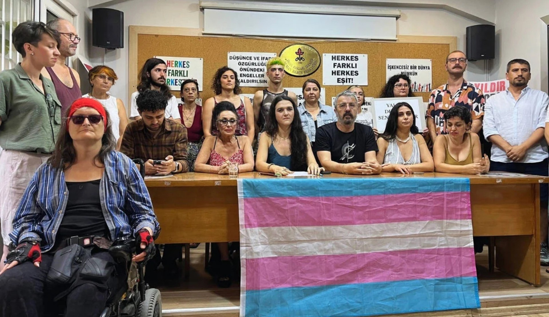 İHD’den trans öğretmen Zoe Lila için basın açıklaması: “Sonuna kadar Zoe’nin yanındayız” | Kaos GL - LGBTİ+ Haber Portalı Haber