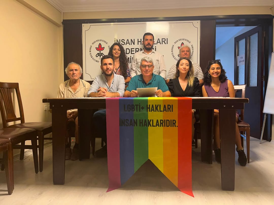 İHD İzmir Şubesi’nden Onur Ayı açıklaması: “LGBTİ+’ların onurlu bir yaşam sürme talepleri temel insan hakları kapsamındadır” | Kaos GL - LGBTİ+ Haber Portalı Haber