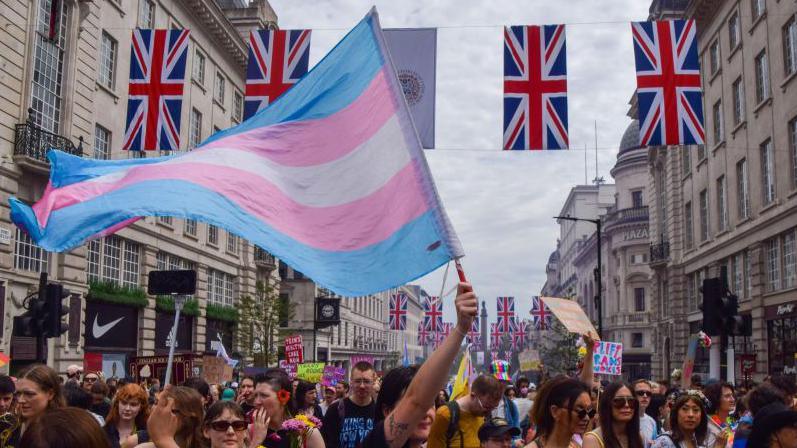 İngiltere Yüksek Mahkemesi: "Yasal kadın tanımı", trans kadınları kapsamıyor | Kaos GL - LGBTİ+ Haber Portalı Haber