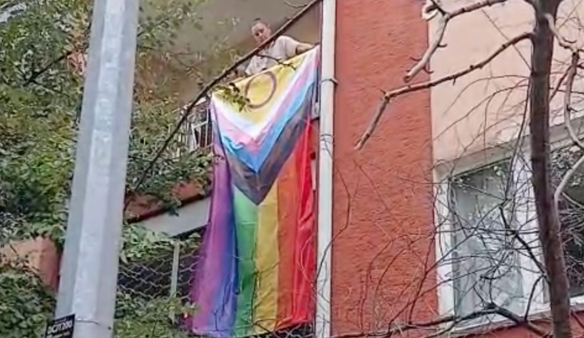 İnsan Hakları Derneği, “Ailem Güvende” operasyonuna karşı LGBTİ+ bayrağı dalgalandırdı | Kaos GL - LGBTİ+ Haber Portalı Haber