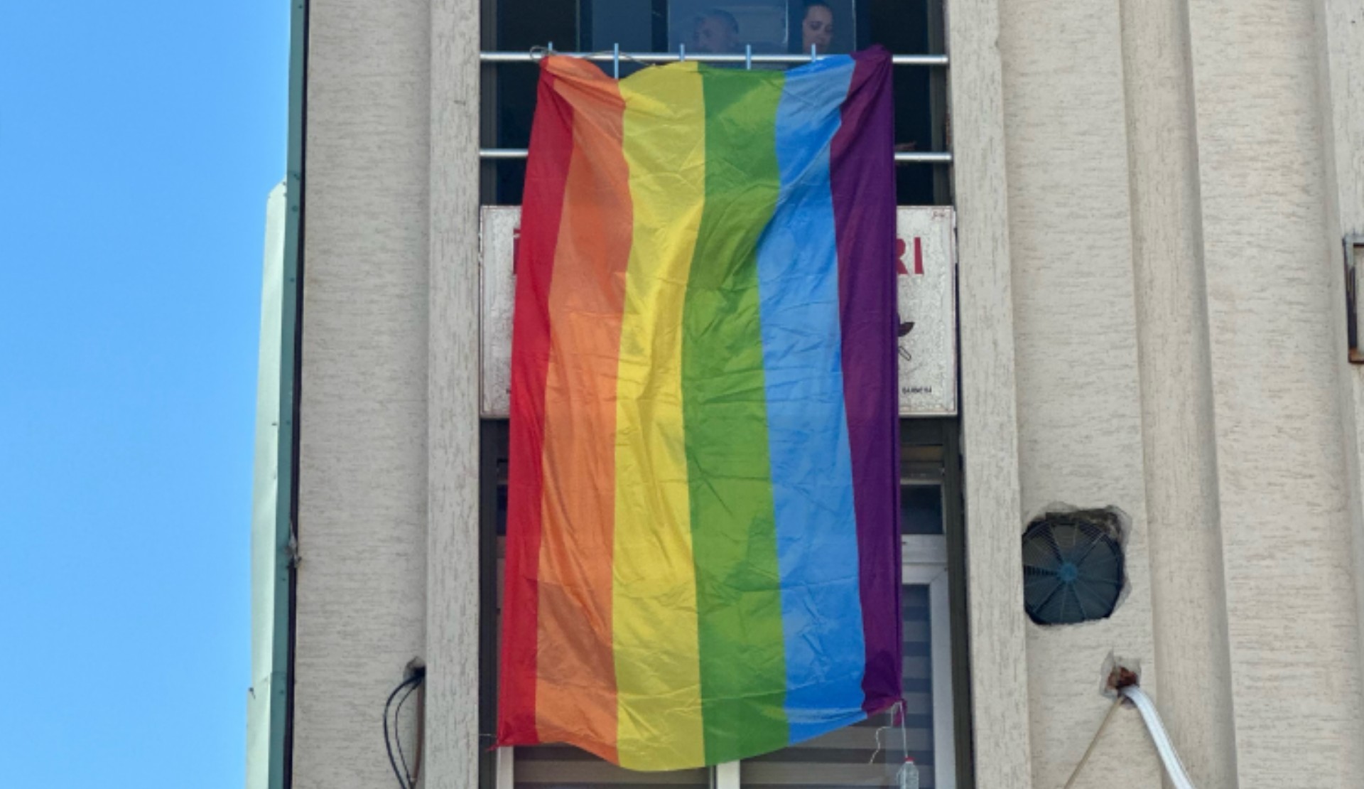 İnsan Hakları Derneği, Mersin’de Onur Ayı için gökkuşağı bayrağı dalgalandırdı | Kaos GL - LGBTİ+ Haber Portalı Haber