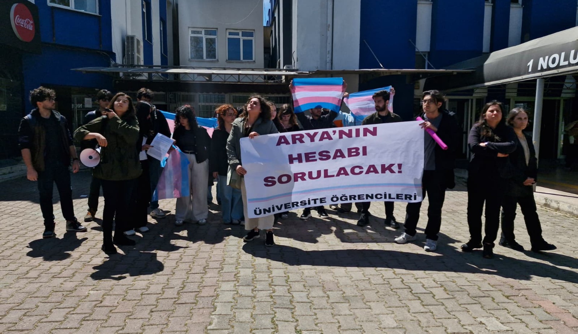İntihar eden trans öğrenci Arya için Ege Üniversitesi’nde açıklama: "Trans olmamızın bedelini hayatımızla ödemek istemiyoruz" | Kaos GL - LGBTİ+ Haber Portalı Haber