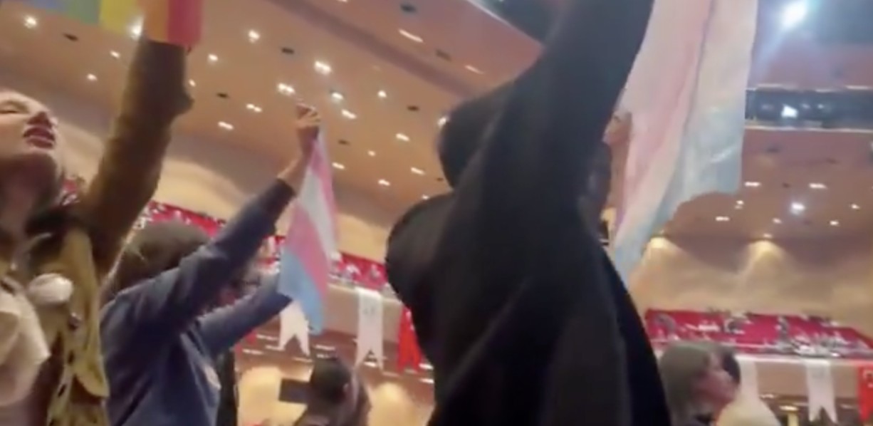 İstanbul Barosu Genel Kurulu’nda LGBTİ+ bayrağı açanlara saldırı | Kaos GL - LGBTİ+ Haber Portalı