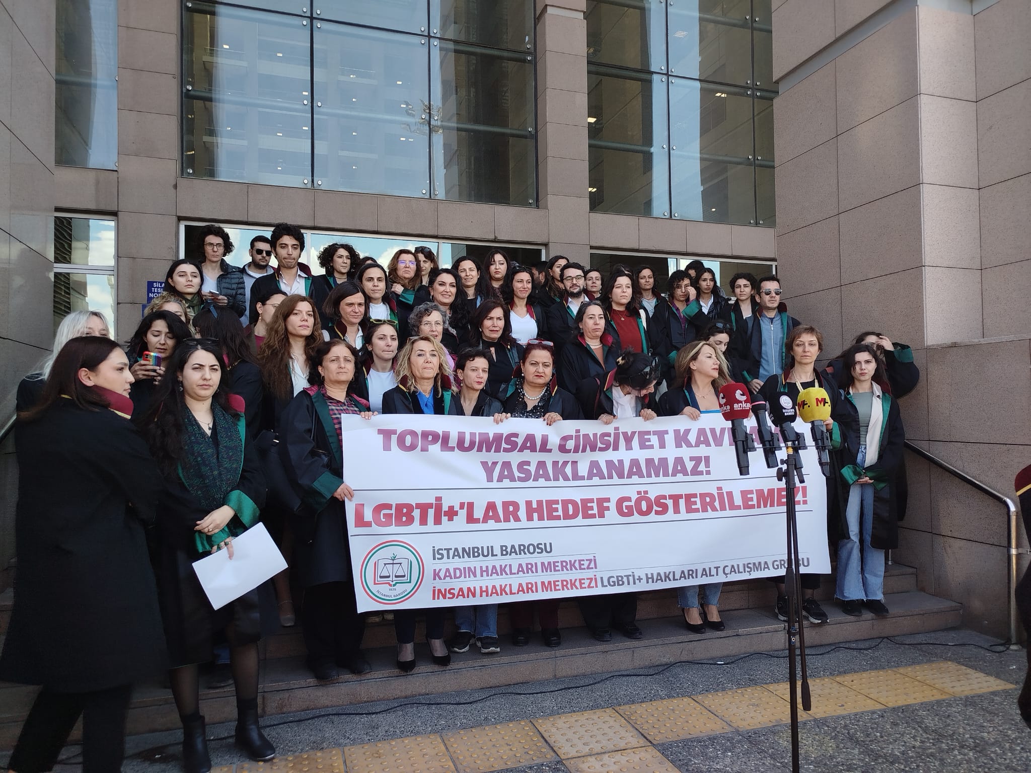 İstanbul Barosu merkezlerinden açıklama: “Toplumsal cinsiyet kavramı yasaklanamaz, LGBTİ+’lar hedef gösterilemez!” Kaos GL - LGBTİ+ Haber Portalı