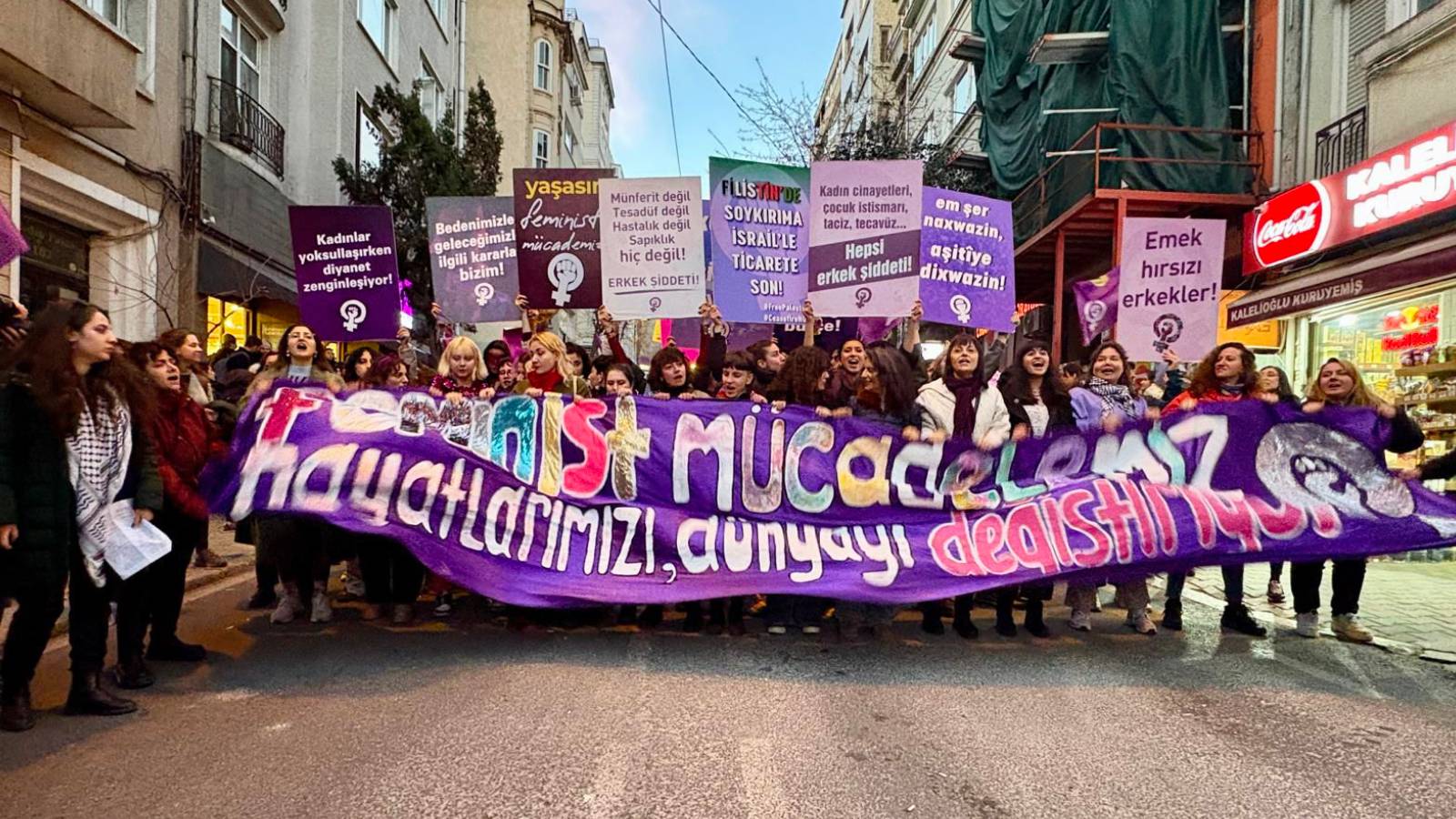 İstanbul'da 8 Mart: Kadınlar ve LGBTİ+'lar tüm engellere rağmen yürüdü; en az 5 gözaltı! | Kaos GL - LGBTİ+ Haber Portalı Haber