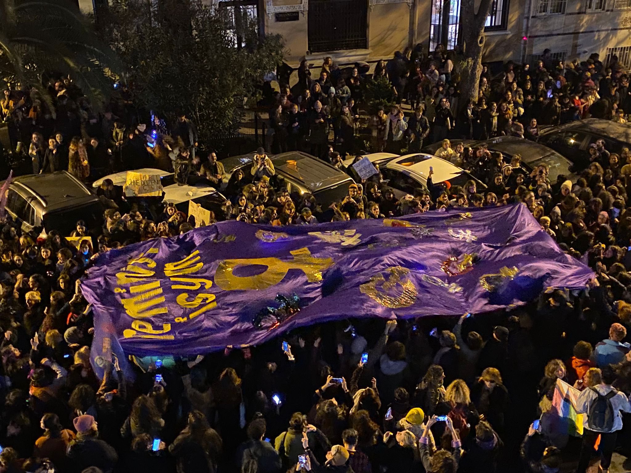 İstanbul’da feministler barikatları aştı: Öfkeliyiz, yastayız, isyandayız! Kaos GL - LGBTİ+ Haber Portalı