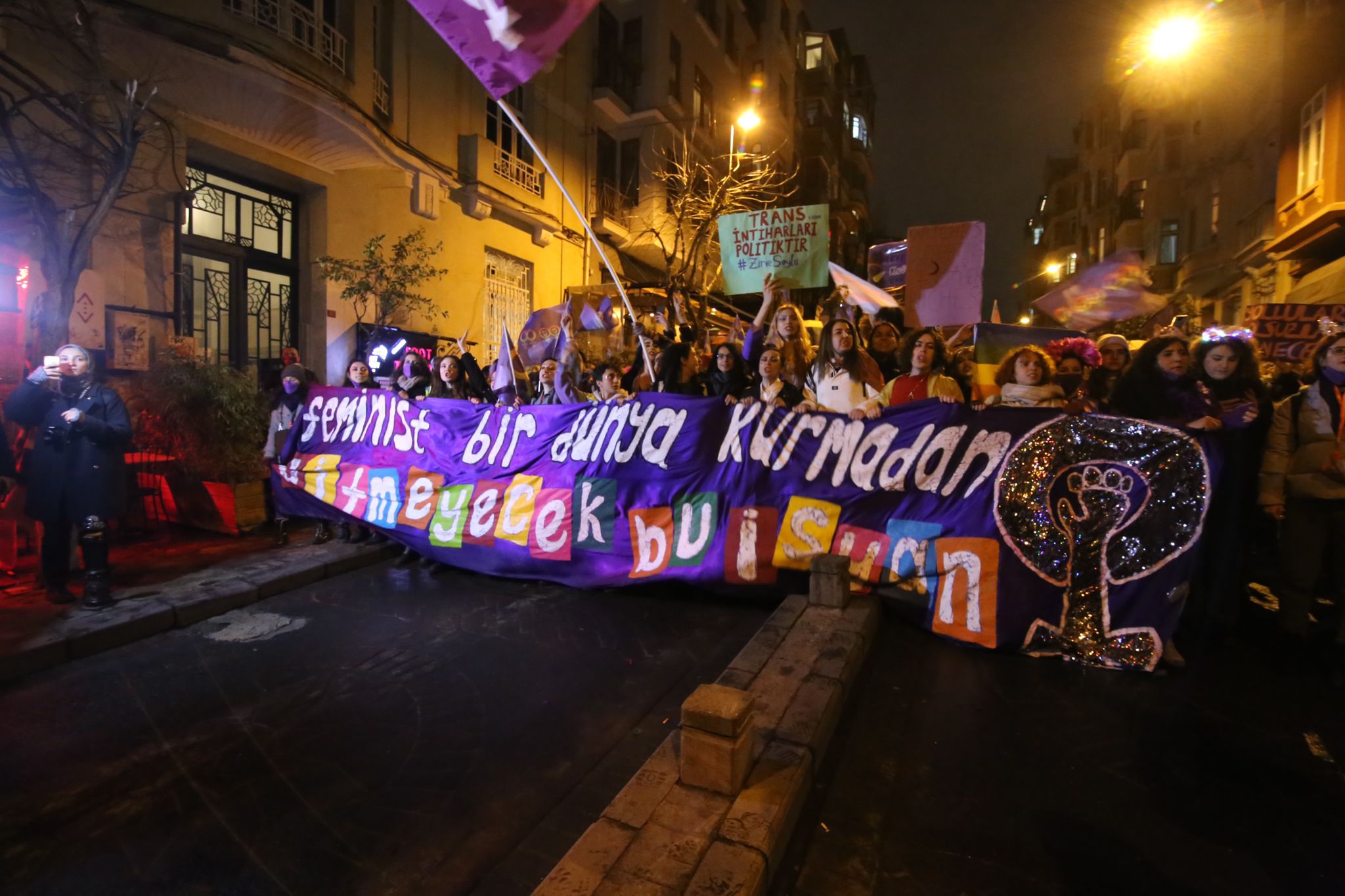 İstanbul’da geceyi feminist yürüyüş aydınlattı: Bitmeyecek bu isyan! | Kaos GL - LGBTİ+ Haber Portalı