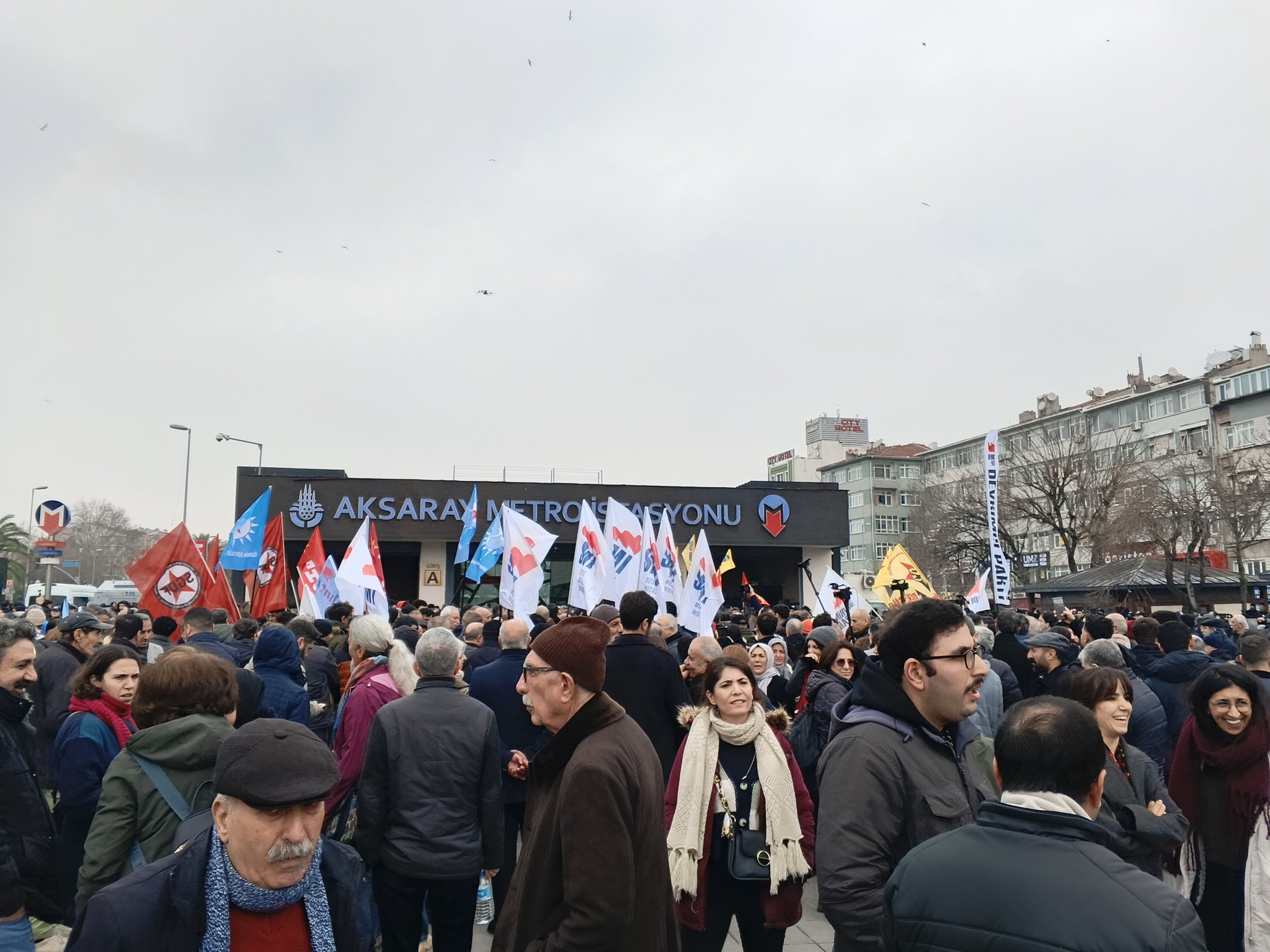 İstanbul’da Rojava yürüyüşüne polis saldırdı: Trans Pride aktivisti Yusuf gözaltında! Kaos GL - LGBTİ+ Haber Portalı
