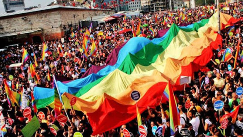 İstanbul Onur Haftası Komitesi: “Bu günlerin geçeceğine, on binler olarak Taksim’de yürüyebileceğimize inanıyoruz” | Kaos GL - LGBTİ+ Haber Portalı Haber