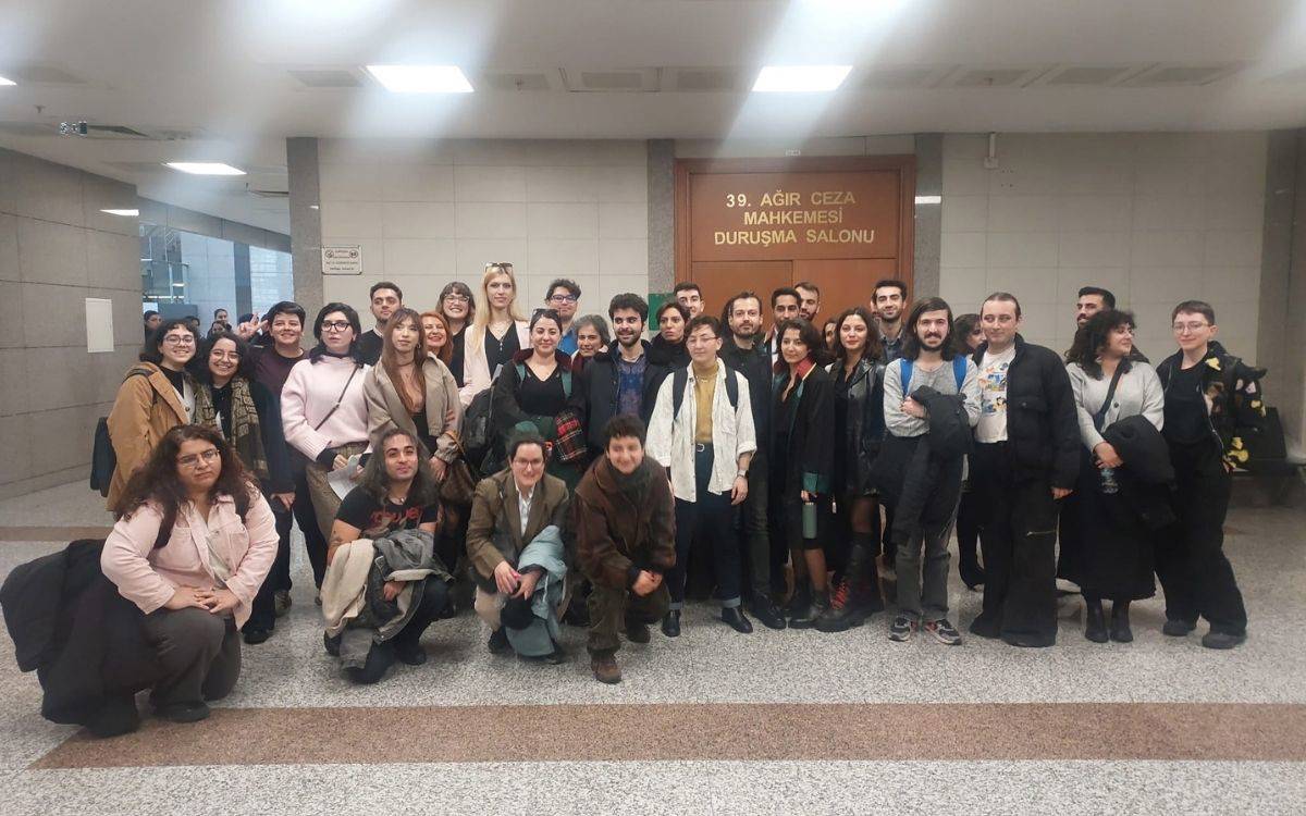 İstanbul Onur Yürüyüşü davası: Duruşma salonu önüne polis yığıldı, adliye personeli LGBTİ+’larla dalga geçti | Kaos GL - LGBTİ+ Haber Portalı Haber