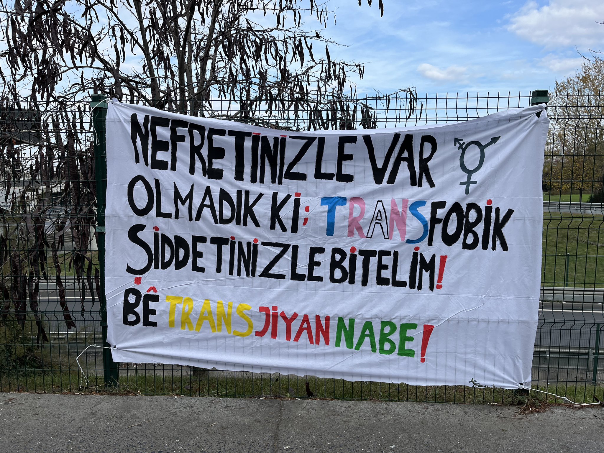 İstanbul Trans Onur Haftası Komitesi, Okmeydanı’nda pankart astı: “Bê trans jiyan nabe” Kaos GL - LGBTİ+ Haber Portalı