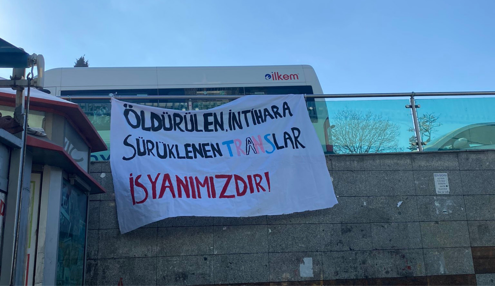 İstanbul Trans Onur Haftası, nefret suçu mağduru transları anmak için Mecidiyeköy’de pankart açtı Kaos GL - LGBTİ+ Haber Portalı