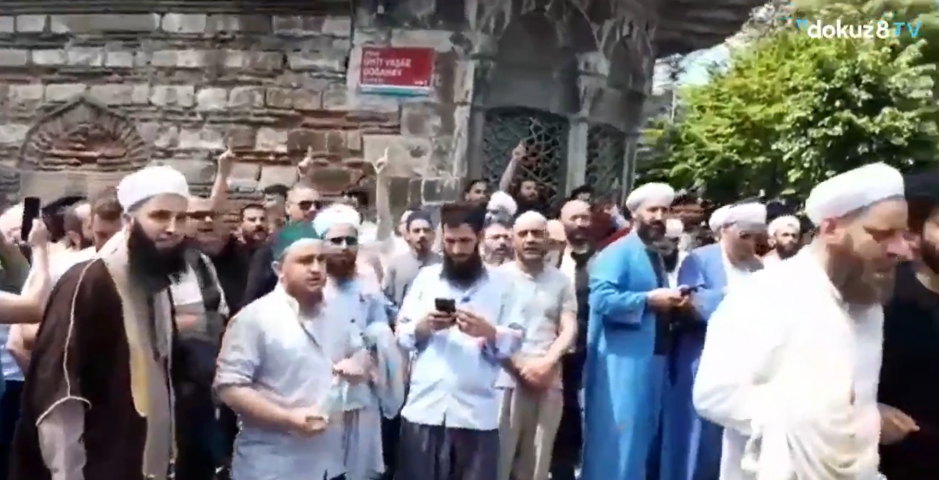 İstanbul Üniversitesi’nde LGBTİ+’ları linç etmek için toplanan kitleye kolluk müdahale etmedi! | Kaos GL - LGBTİ+ Haber Portalı