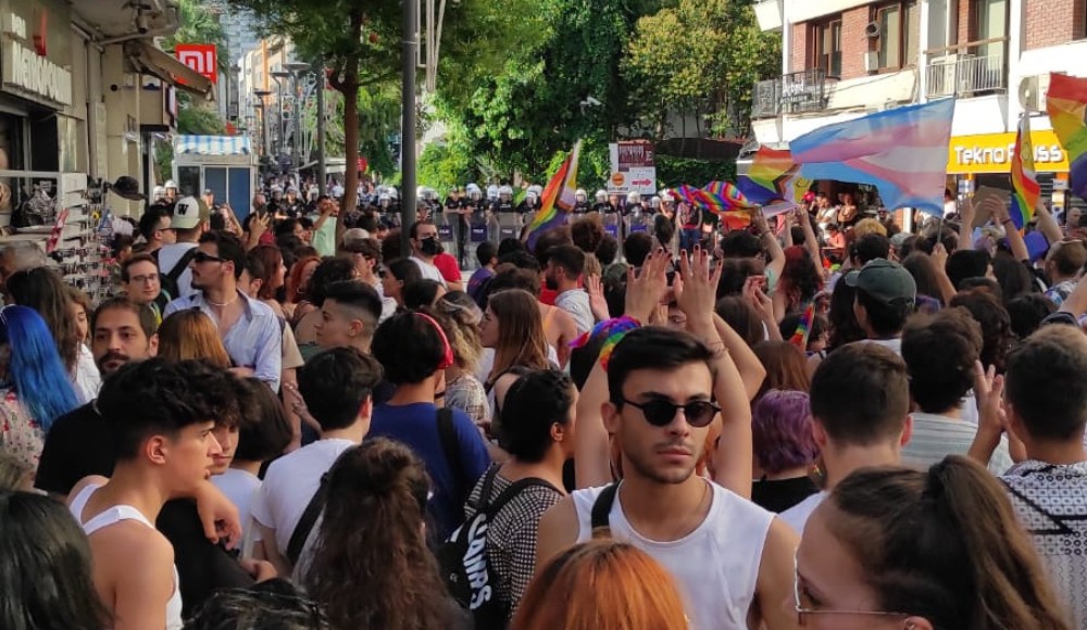 İzmir 10. LGBTİ+ Onur Yürüyüşü başladı! Kaos GL - LGBTİ+ Haber Portalı