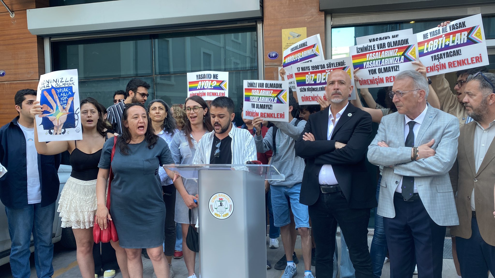 İzmir Barosu’ndan 17 Mayıs açıklaması: “LGBTİ+’lar var olacak ve nefretinize boyun eğmeyecek” Kaos GL - LGBTİ+ Haber Portalı
