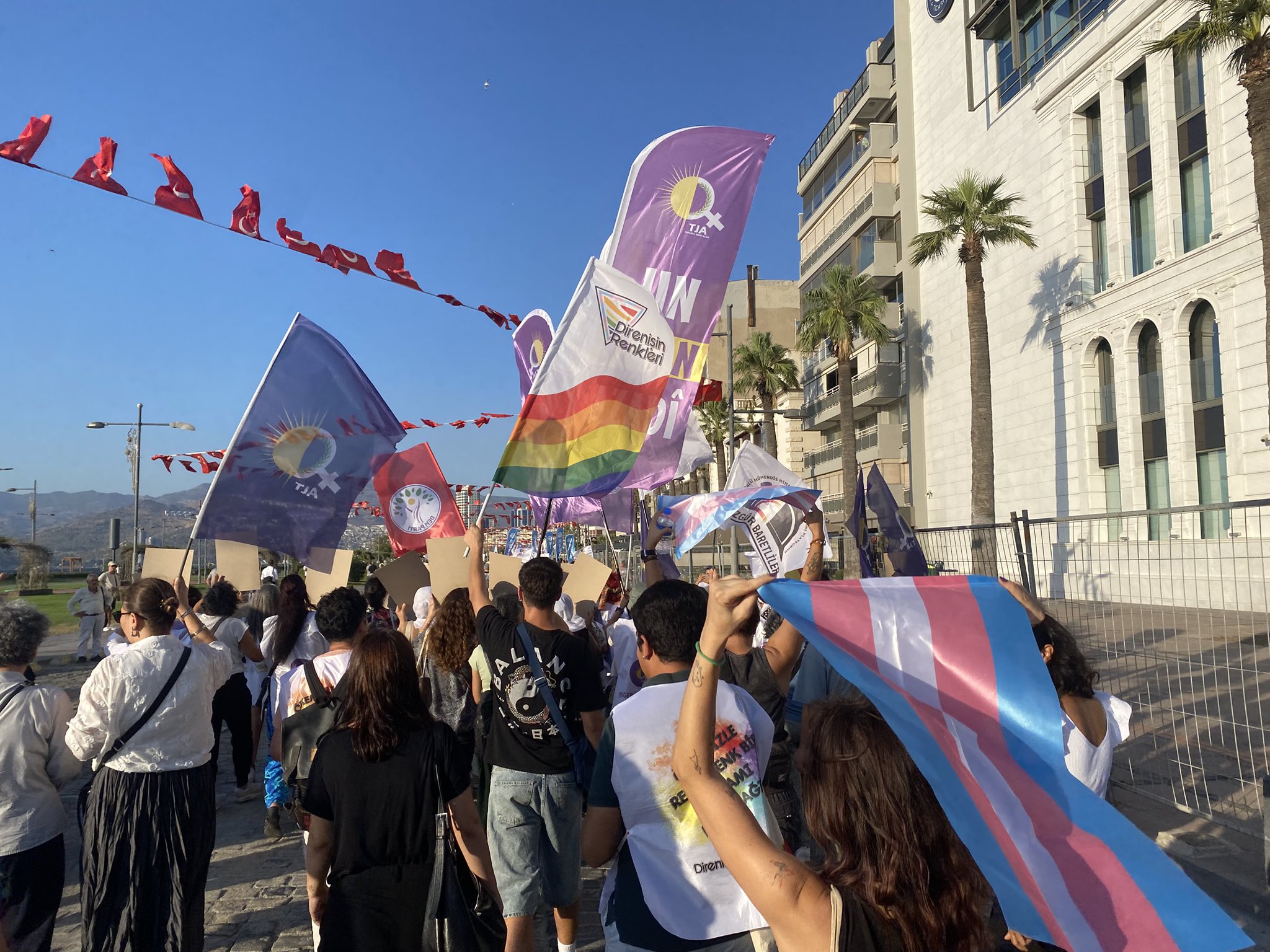 İzmir’de Dünya Barış Günü: LGBTİ+’lar “Savaş istemiyoruz” dedi | Kaos GL - LGBTİ+ Haber Portalı Haber
