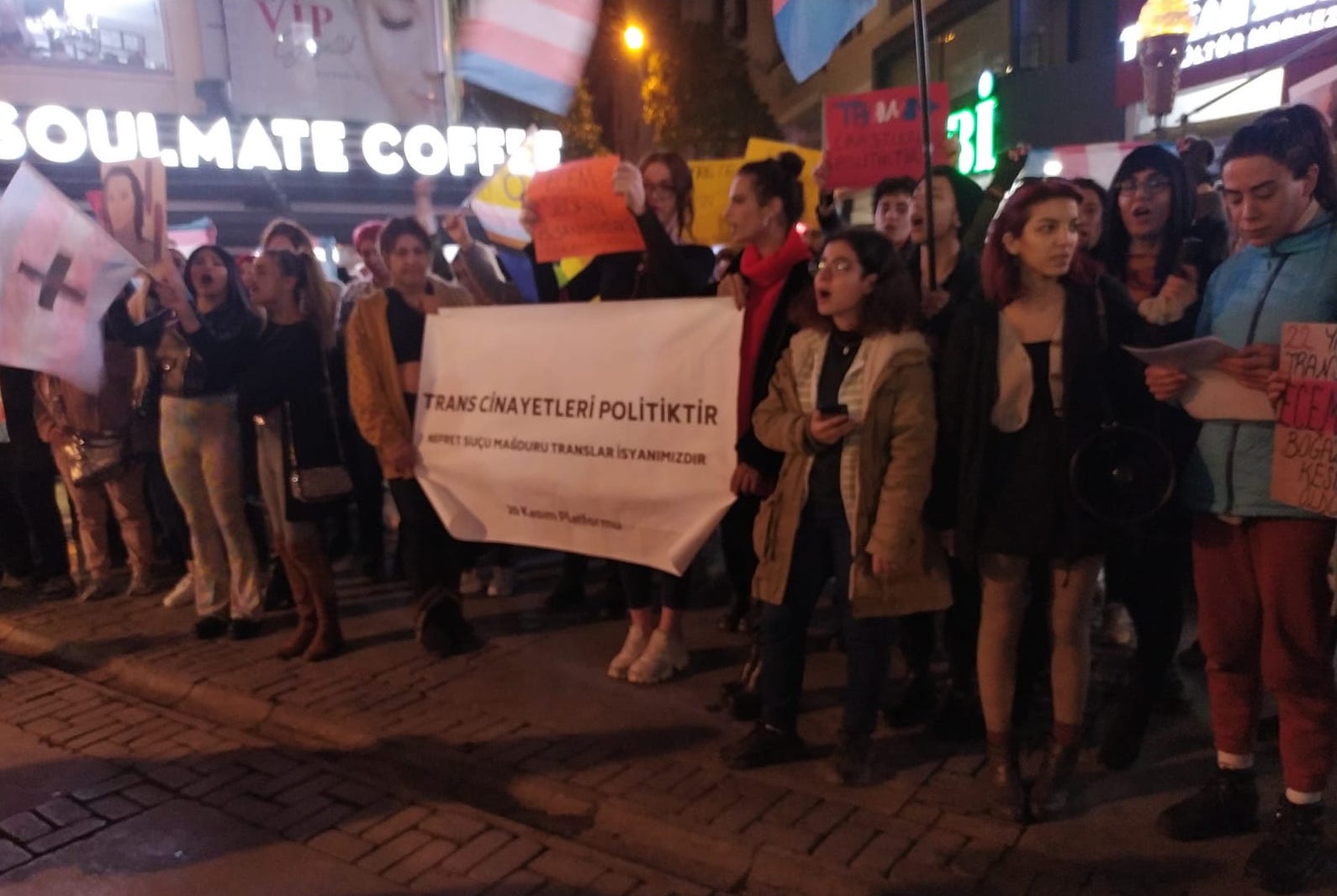 İzmir’de Ecem Seçkin için eylem: Nefret büyüyor, devlet koruyor | Kaos GL - LGBTİ+ Haber Portalı