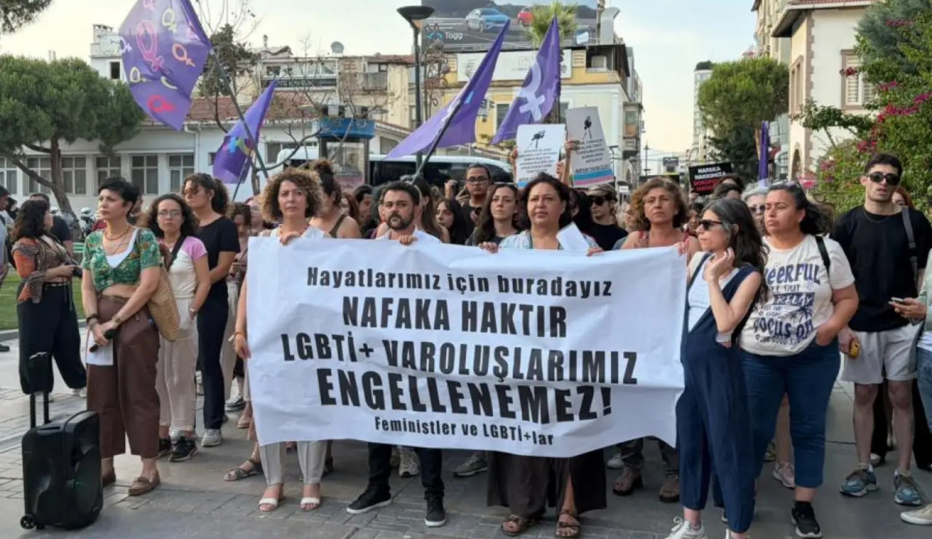 İzmir’de kadınlar ve LGBTİ+’lar yargı paketine karşı sokaklardaydı: “LGBTİ+’ların varoluşunu pazarlık konusu yaptırmayacağız” | Kaos GL - LGBTİ+ Haber Portalı Haber