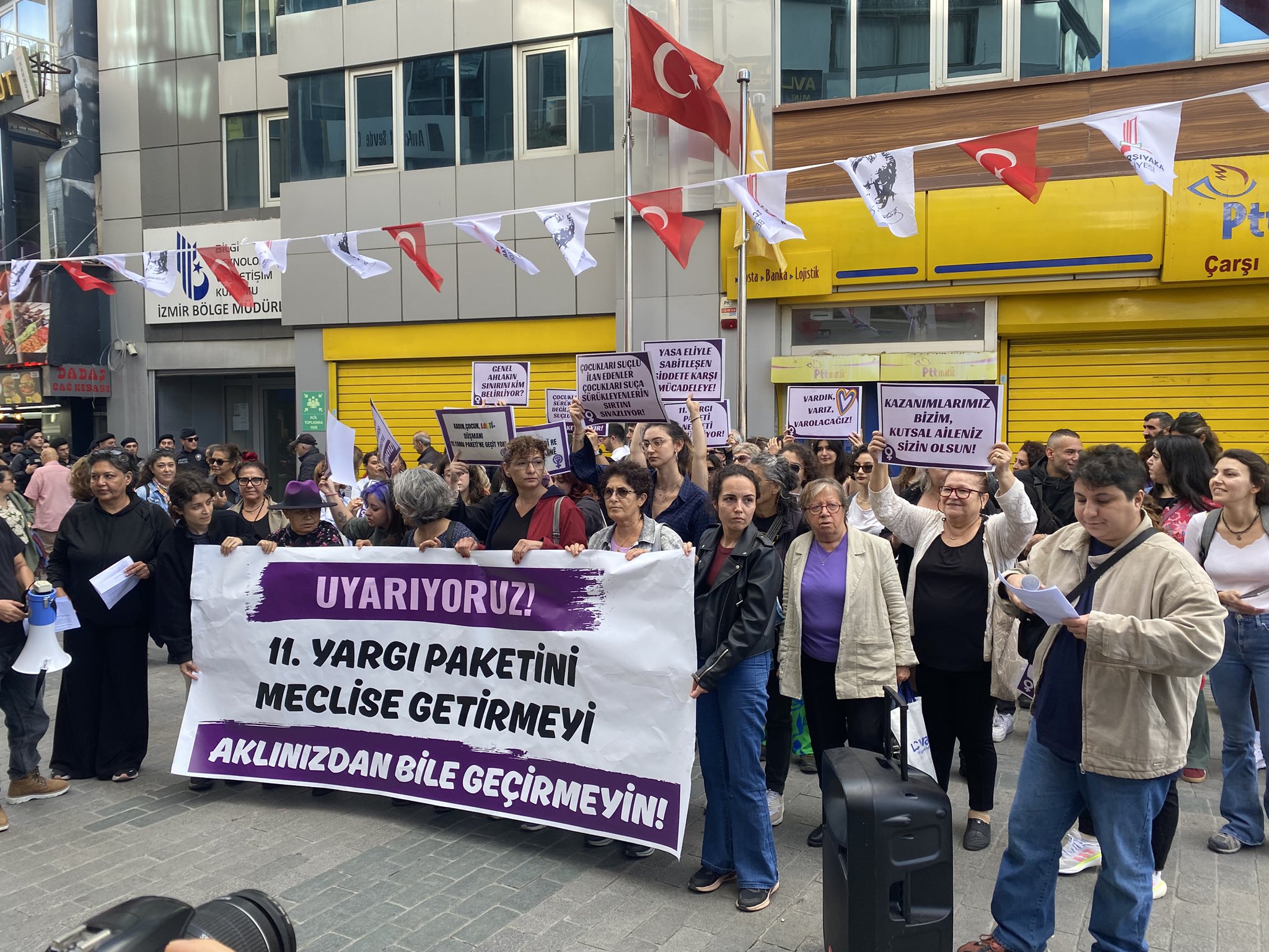 İzmir’de kadınlar ve LGBTİ+’lar yargı paketine karşı sokaktaydı: “Halk düşmanı 11. Yargı Paketi’nin karşısında birlikte duralım” Kaos GL - LGBTİ+ Haber Portalı