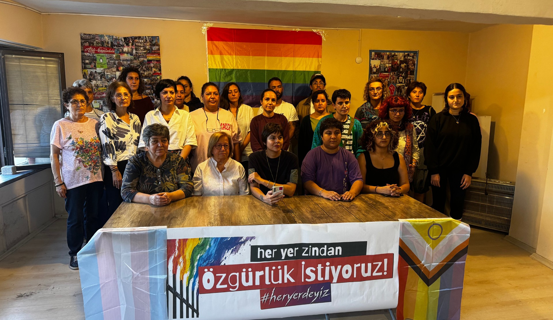 İzmir’de Özgürlük İstiyoruz’dan basın açıklaması: “Tüm tutsak LGBTİ+’lara özgürlük!” Kaos GL - LGBTİ+ Haber Portalı