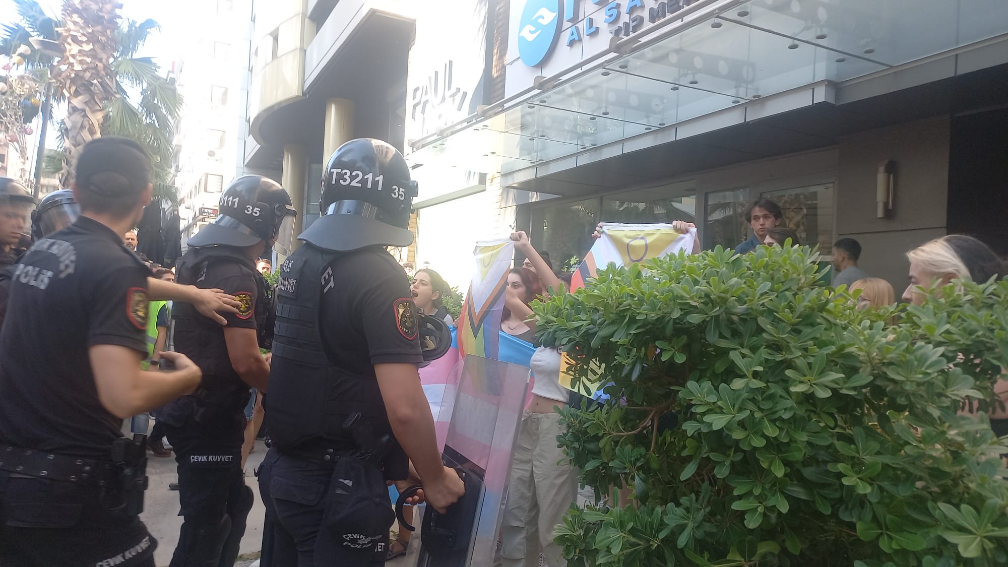 İzmir’de polis saldırdı, lubunyalar direndi Kaos GL - LGBTİ+ Haber Portalı