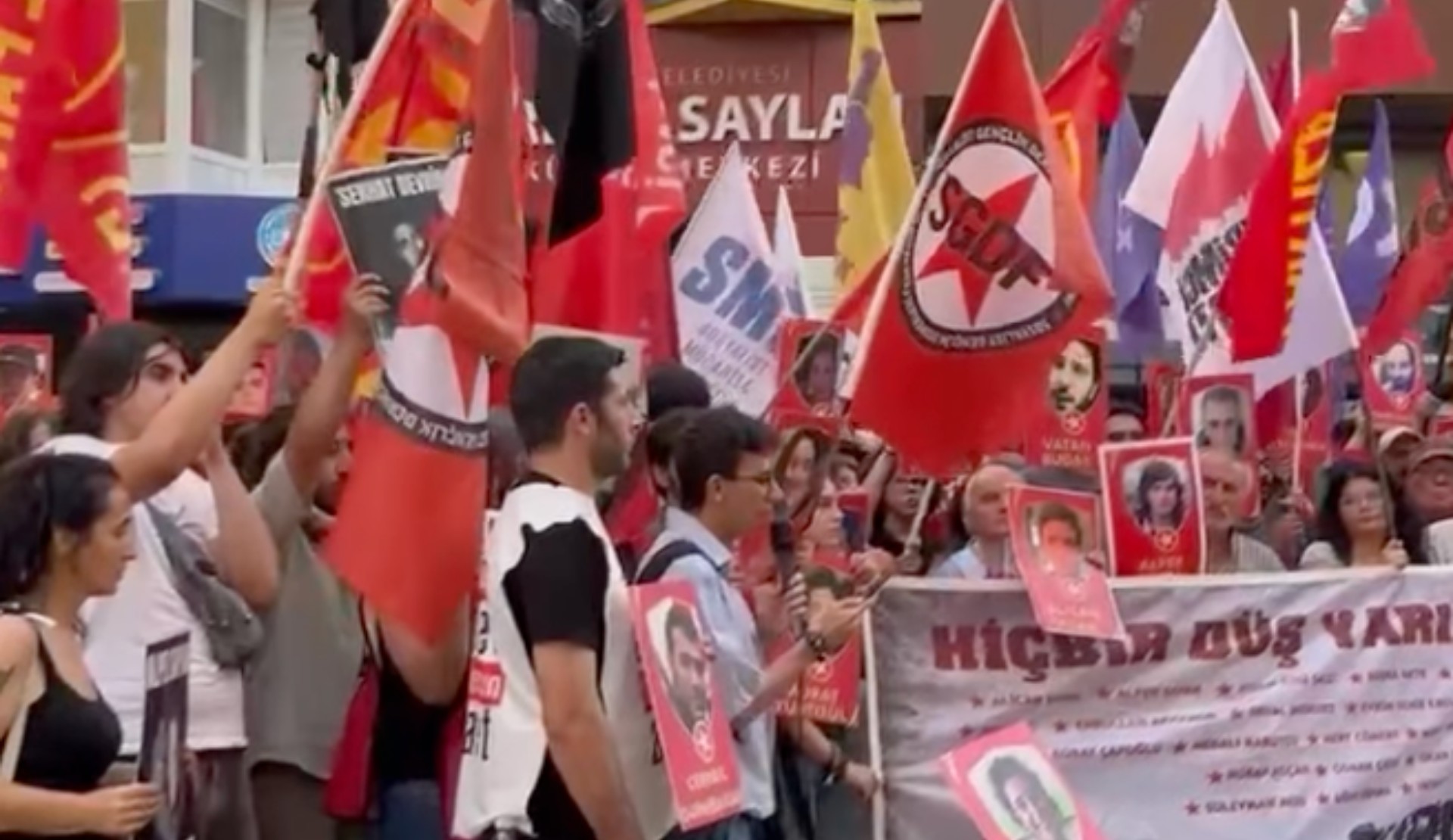 İzmir’de Suruç anması: “Gerçek barış, LGBTİ+'lar ve tüm toplumsal kesimlerin haklarının güvenceye alınmasını gerektirir” | Kaos GL - LGBTİ+ Haber Portalı Haber