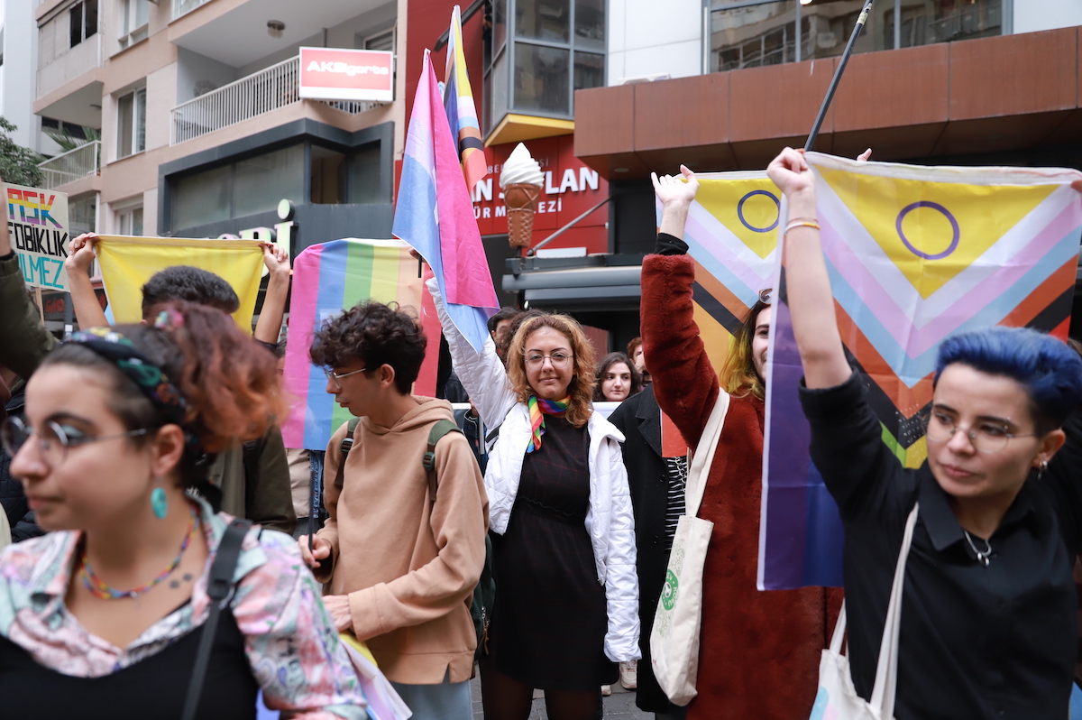İzmirliler nefret mitingine karşı sokağa çıktı: Susmuyoruz, korkmuyoruz, itaat etmiyoruz! Kaos GL - LGBTİ+ Haber Portalı