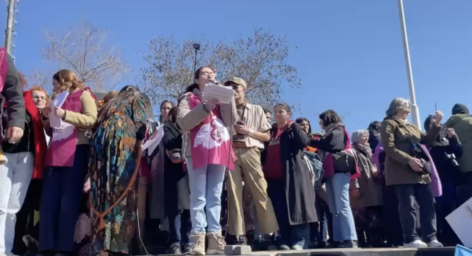 Kadıköy’de 8 Mart yürüyüşünde gökkuşağı pankartına engel, bir LGBTİ+ aktivisti gözaltında! | Kaos GL - LGBTİ+ Haber Portalı Haber