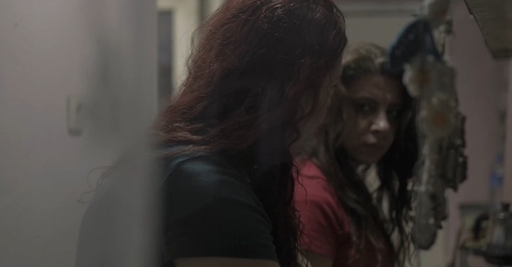 Kadın kadına aşkın ve göçün hikayesi: İZ Kaos GL - LGBTİ+ Haber Portalı