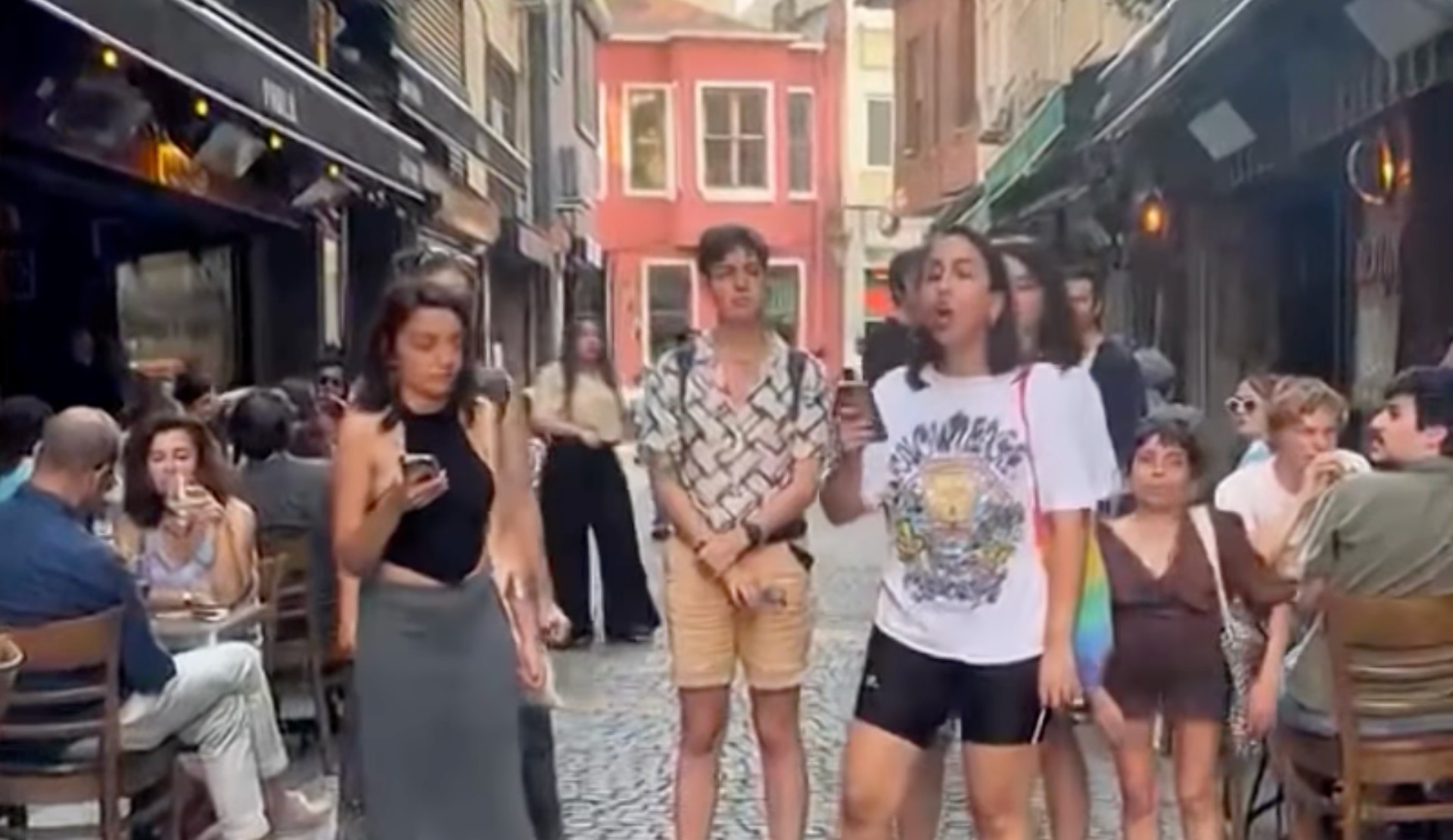 Kadın Savunması, trans öğretmen Zoe Lila için İstanbul’dan seslendi: “Zoe'nin mücadelesi hepimizin mücadelesi olmalı” | Kaos GL - LGBTİ+ Haber Portalı Haber