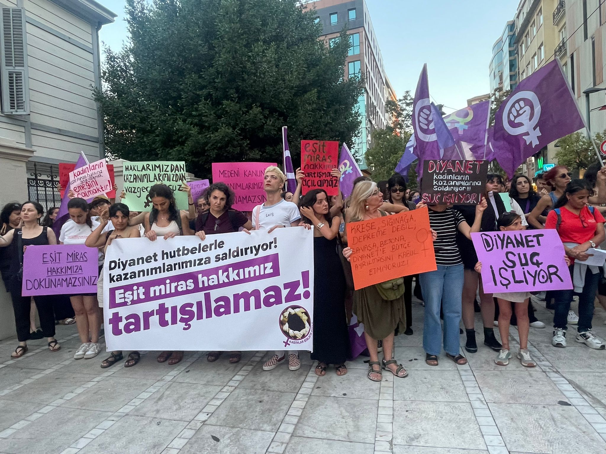 Kadınlar Diyanet’in eşit miras hutbesine ve LGBTİ+ düşmanlığına karşı sokakta! Kaos GL - LGBTİ+ Haber Portalı