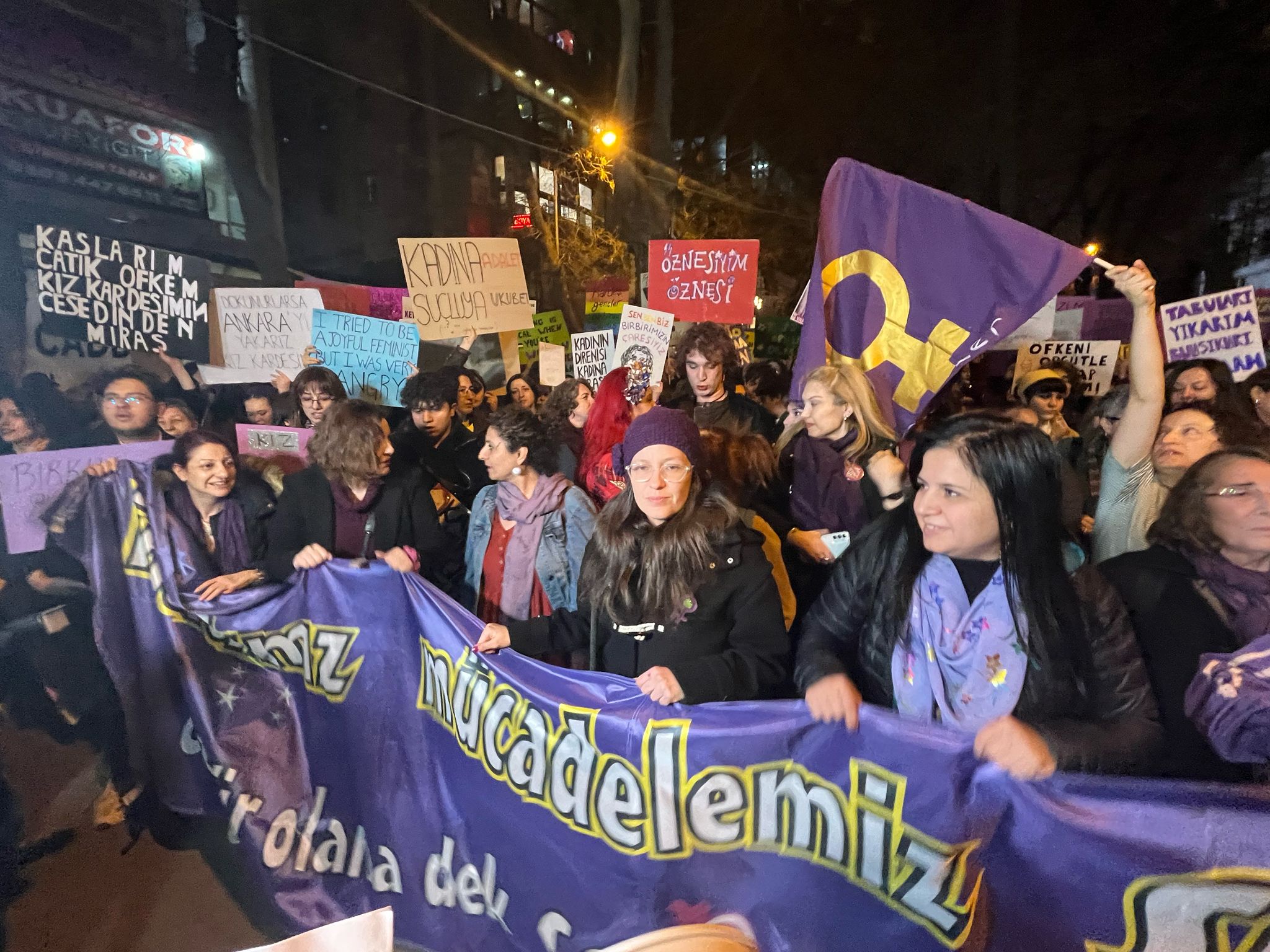 Kadınlar ve LGBTİ+’lar, Ankara Feminist Gece Yürüyüşü’nde: Susmuyoruz, korkmuyoruz, itaat etmiyoruz! Kaos GL - LGBTİ+ Haber Portalı