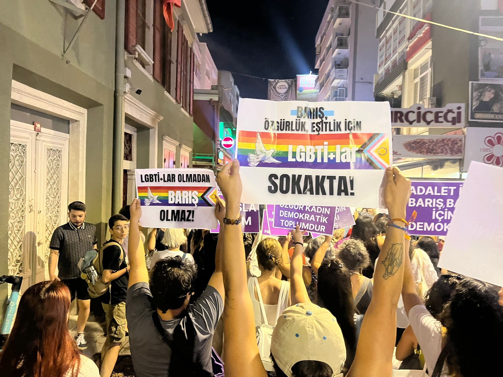 Kadınlar ve LGBTİ+’lar İzmir’de barış için yürüdü Kaos GL - LGBTİ+ Haber Portalı