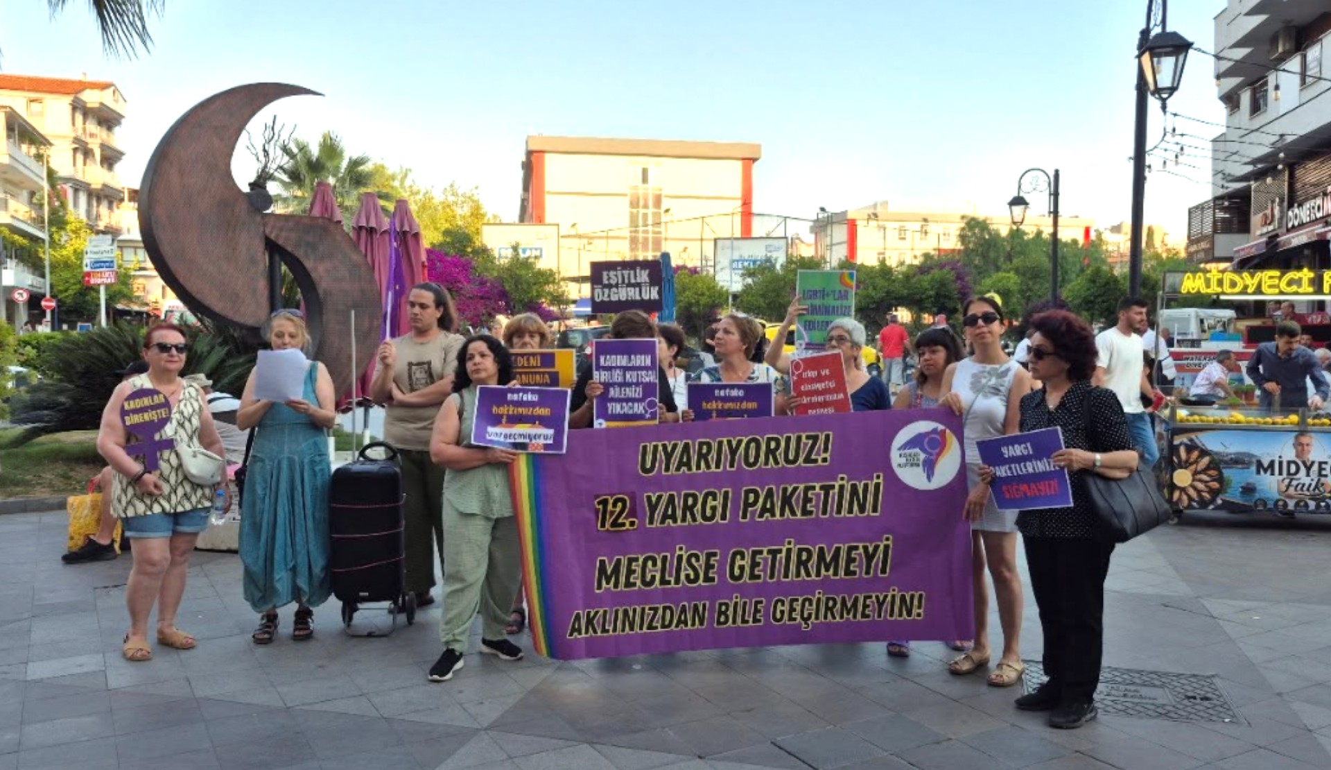 Kadınlar ve LGBTİ+’lar Kuşadası’ndan seslendi: “Yargı paketleriyle LGBTİ+ varoluşlarının suç haline getirilmesine geçit vermeyeceğiz” | Kaos GL - LGBTİ+ Haber Portalı Haber